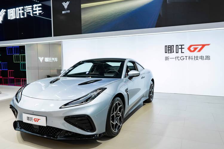 惠州334哪吒汽车在智能汽车领域的表现，领途汽车在新能源汽车市场中的影响力